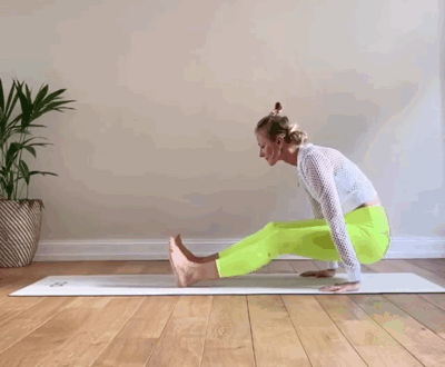 瑜伽教练练成少女背用什么体式？8个动作让你梦想成真！